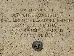 Plaque posée devant l'École des beaux-arts à Paris, où Alexandre Lenoir avait installé le musée des Monuments français.