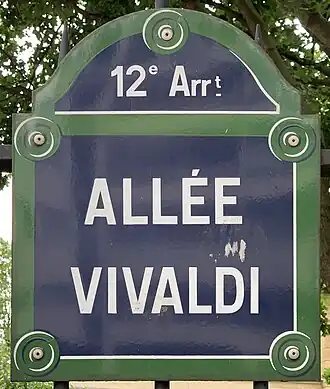 Voir la plaque.