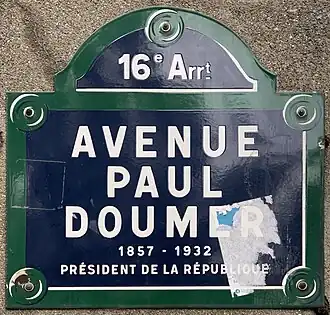 Voir la plaque.