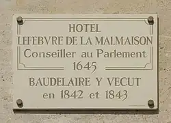 plaque avec inscription fixée sur un mur