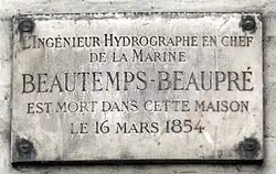 Plaque au no&nbsp;54 en hommage à l'hydrographe Charles-François Beautemps-Beaupré.