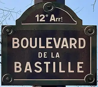 Voir la plaque.