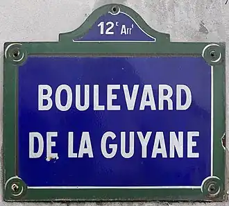 Voir la plaque.