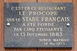 Plaque côté rue rappelant que c'est ici que fut créé le Stade français.