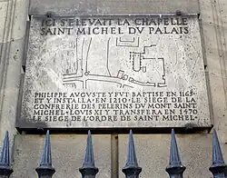 Plaque rappelant l'emplacement de la chapelle Saint-Michel, 8, boulevard du Palais.