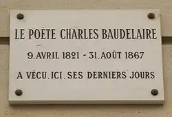 plaque avec inscription fixée sur un mur