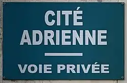 Voir la plaque.