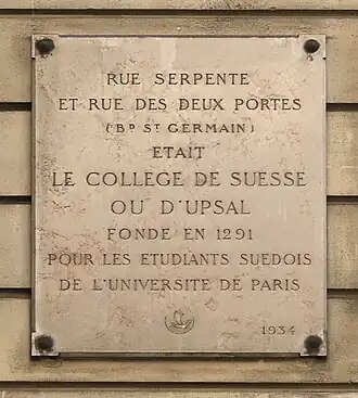 Plaque au no&nbsp;15 rappelant que le site abritait autrefois le collège de Suesse ou d'Upsal, fondé en 1291 pour les étudiants suédois de l'université de Paris.