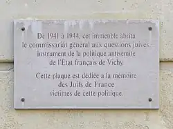 Plaque commémorative apposée sur l'immeuble du Commissariat.