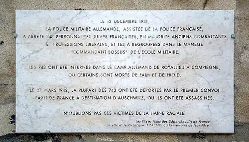 Plaque commémorative place de l'École-Militaire à Paris, en mémoire des 743&nbsp;personnalités juives françaises arrêtées le 12 décembre 1941 et internées à Royallieu, avant d'être déportées, pour la plupart, dans le premier convoi parti de France à destination d'Auschwitz, en mars 1942.