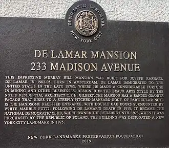No&nbsp;233 : ancien hôtel particulier.