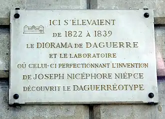 Plaque commémorant le diorama de Louis Daguerre.
