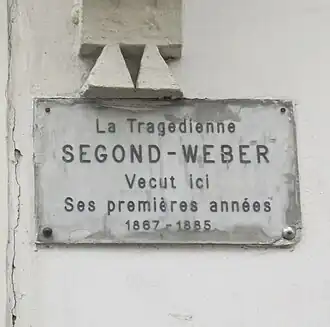 Plaque apposée au no&nbsp;43-45 de la rue de la Roquette, Paris 11e.