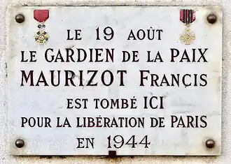 Plaque au no&nbsp;7 rendant hommage à Francis Maurizot, mort pour la Libération de Paris.