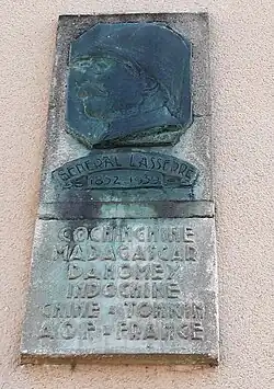 Médaillon de Jean-Baptiste Lasserre (1852-1939), général français, sur sa maison natale, sise 9 rue Général-Lasserre à Mont-de-Marsan