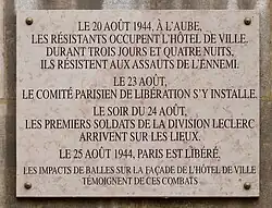 Plaque sur la façade de l'hôtel de ville au sujet de la Libération de Paris.