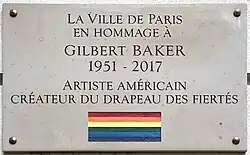 Mémorial officiel en hommage à Gilbert Baker sur la place des Émeutes-de-Stonewall.