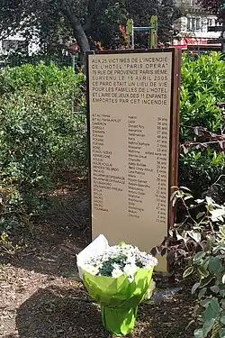 Plaque en hommage aux victimes de l'incendie.