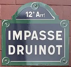 Voir la plaque.