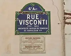 Plaque au croisement avec la rue de Seine, en hommage au poète hongrois Istvan Keszei (hu).