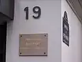 Plaque commémorative de la mort de Jean Genet au no&nbsp;19.