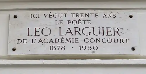 Plaque 5 rue Saint-Benoît (Paris), où il vécut.