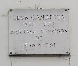 Plaque au no&nbsp;7 en hommage à Léon Gambetta.