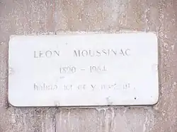 Plaque au no&nbsp;1 où vécut et mourut Léon Moussinac