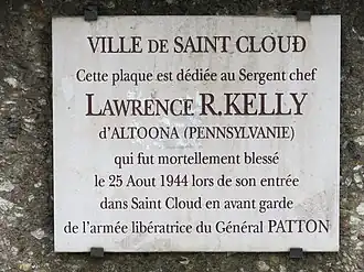 Plaque à l'entrée du pont (côté Saint-Cloud) en hommage au sergent-chef américain Lawrence Kelly, mortellement blessé en 1944. Un square de la ville porte également son nom.
