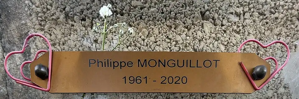 Photographie en couleurs représentant une plaque hommage. Il y est inscrit : « Philippe Monguillot (1961-2020) ».