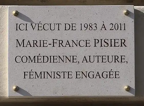 Plaque au no&nbsp;26 en hommage à Marie-France Pisier.