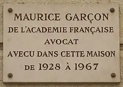 Plaque au no&nbsp;10 en hommage à Maurice Garçon.
