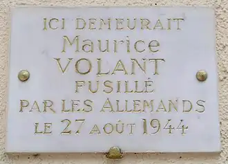 Plaque 4 rue Cartault en hommage à Maurice Volant, fusillé par les Allemands le 27 août 1944.