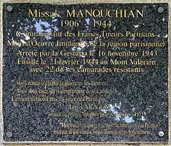 Photographie d'une plaque commémorative sur laquelle on peut lire « Missak Manouchian(1906-1944)(Commandant des Francs-Tireurs Partisans-Main d'Œuvre Immigrée de la région parisienne)Arrêté par la Gestapo le 16 novembre 1943Fusillé le 21 février 1944 au Mont Valérien avec 22 de ses camarades résistantsVous n'avez réclamé la gloire ni les larmes…Vous vous étiez simplement servi de vos armesLa mort n'éboulit pas les yeux des PartisansLouis ARAGONextrait du poème "strophes pour se souvenir" 1955"Heureux celui qui tombe pour la libération des Peuples"extrait d'un chant révolutionnaire Arménien ».