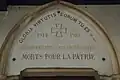 Plaque commémorative au-dessus de la porte