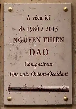 Plaque rendant hommage à Nguyen Thien Dao au no&nbsp;28 de la rue.