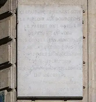 Plaque au no&nbsp;20, au croisement avec la rue Victor-Cousin.