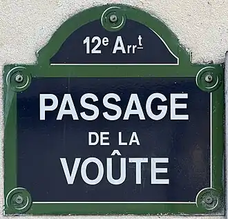 Voir la plaque.