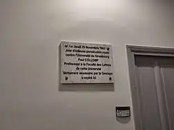 Est inscrit : "Le Jeudi 25 Novembre 1943, Jour d'odieuse persécution nazie contre l'Université de Strasbourg, Paul Collomp, Professeur à la Faculté des Lettres de cette Université, lâchement assassiné par la Gestapo a expiré ici.