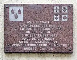 Plaque en son honneur sur le lieu de son inhumation.
