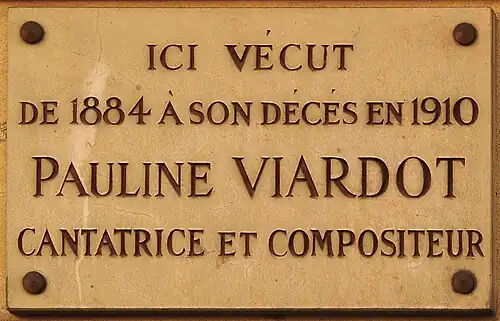 Plaque sur l'immeuble au 243 boulevard Saint-Germain, où habita Pauline Viardot.