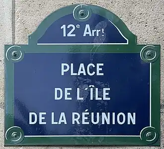 Voir la plaque.