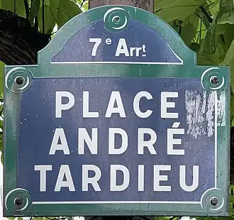 Voir la plaque.