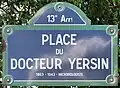 Plaque de rue, place du Docteur-Yersin.