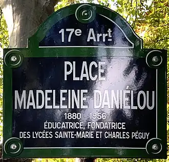 Voir la plaque.