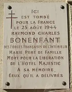 Plaque commémorative en l’honneur de Raymond Bonenfant, tué au 17, rue Galilée, dans un combat de rue près de l’hôtel.