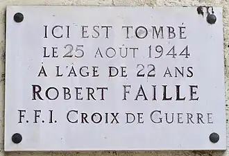 Plaque au no&nbsp;64, en hommage à Robert Faille, mort pendant la Libération de Paris.