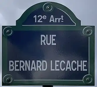 Voir la plaque.