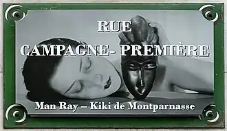 Plaque de la voie en hommage à Man Ray.