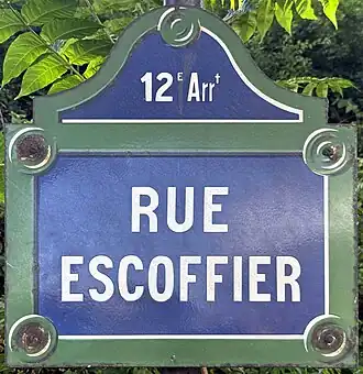 Voir la plaque.
